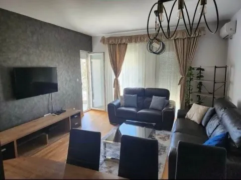 Prostrana dnevna soba sa garniturom, TV-om i trpezarijskim stolom. - image 2