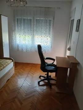Svijetla spavaća soba sa radnim stolom i parketom. - image 10
