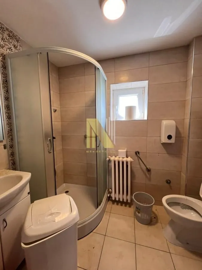 Kupatilo opremljeno tuš kabinom, umivaonikom i wc šoljom.