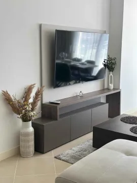 Moderan dnevni boravak sa TV komodom i dekorativnim elementima. - image 2