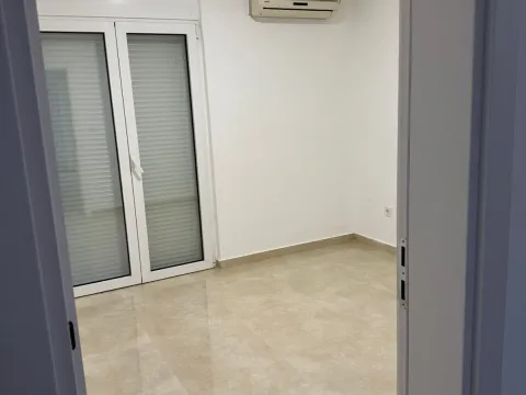 Izdavanje, kuća, 500m², Stari Aerodrom, Podgorica - image 11