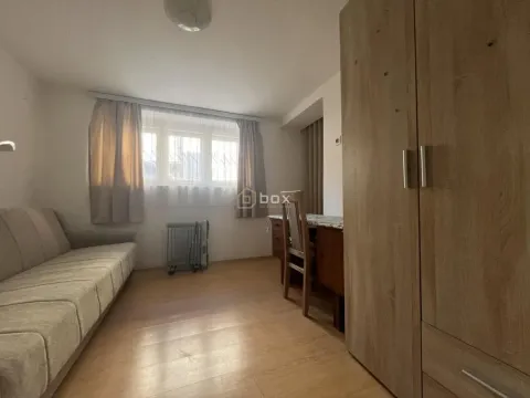 Dnevna soba sa garniturom za sedenje, radnim stolom i ormarom. - image 5