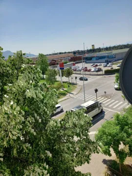 Pogled sa visine na ulicu, raskrsnicu i okolinu. - image 10