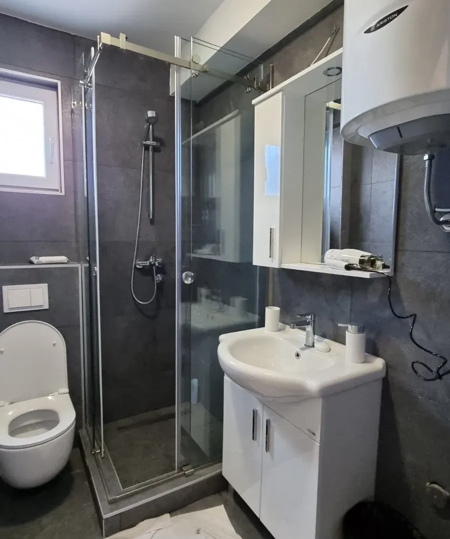 Izdavanje, jednosoban stan, 37m², Lastva Grbaljska, Kotor