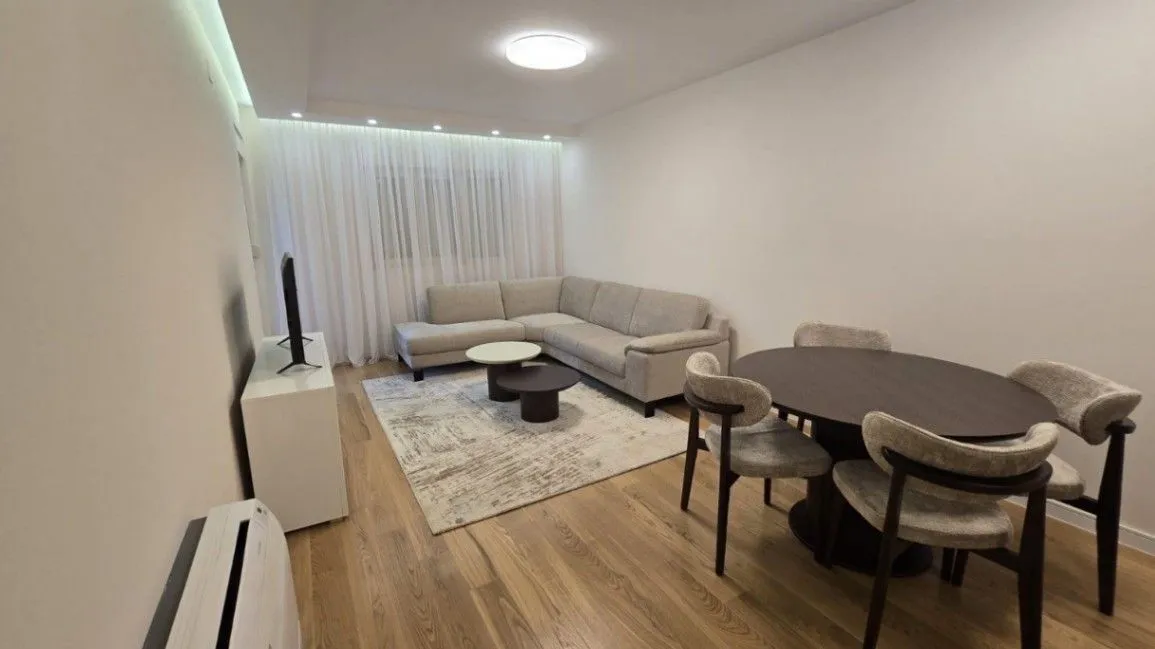 Izdavanje, dvosoban stan, 72m², Central Point, Podgorica