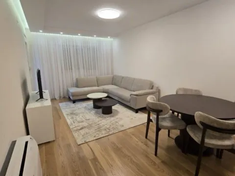 Izdavanje, dvosoban stan, 72m², Central Point, Podgorica