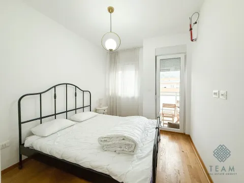 Spavaća soba sa bračnim krevetom i izlazom na terasu. - image 5