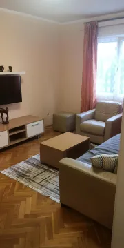 Svijetla dnevna soba sa kožnim namještajem, televizorom i parketom. - image 3
