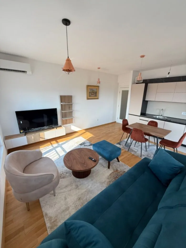 Izdavanje, dvosoban stan, 65m², Stari Aerodrom, Podgorica