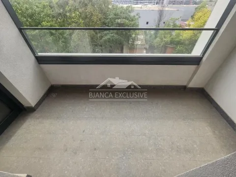 Manji natkriveni balkon sa staklenom ogradom i pogledom na zelenilo. - image 10