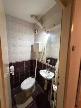 Manje kupatilo sa WC šoljom, umivaonikom i ogledalom. - image 8