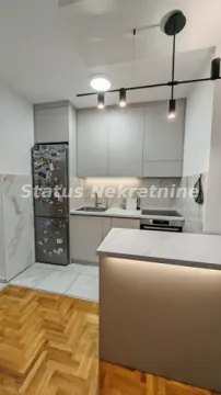 Moderna kuhinja sa ugrađenim elementima i šankom. - image 3