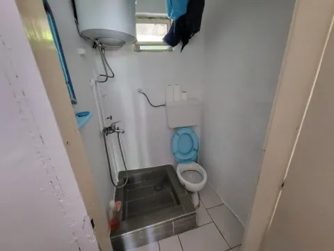 Manje kupatilo sa tuš kabinom i toaletom. - image 7