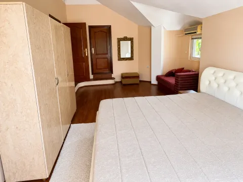 Izdavanje, kuća, 200m², Donja Gorica, Podgorica - image 16