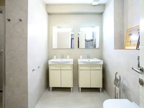 Izdavanje, trosoban stan, 198m², Budva, Crna Gora - image 21