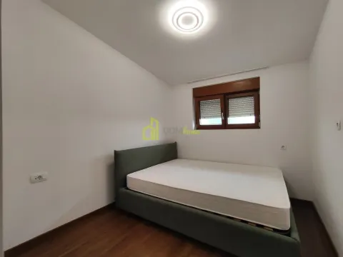 Spavaća soba sa bračnim krevetom i prozorom. - image 2