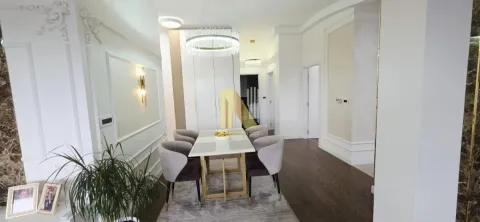 Trpezarija sa modernim stolom i stolicama u sklopu stana. - image 6