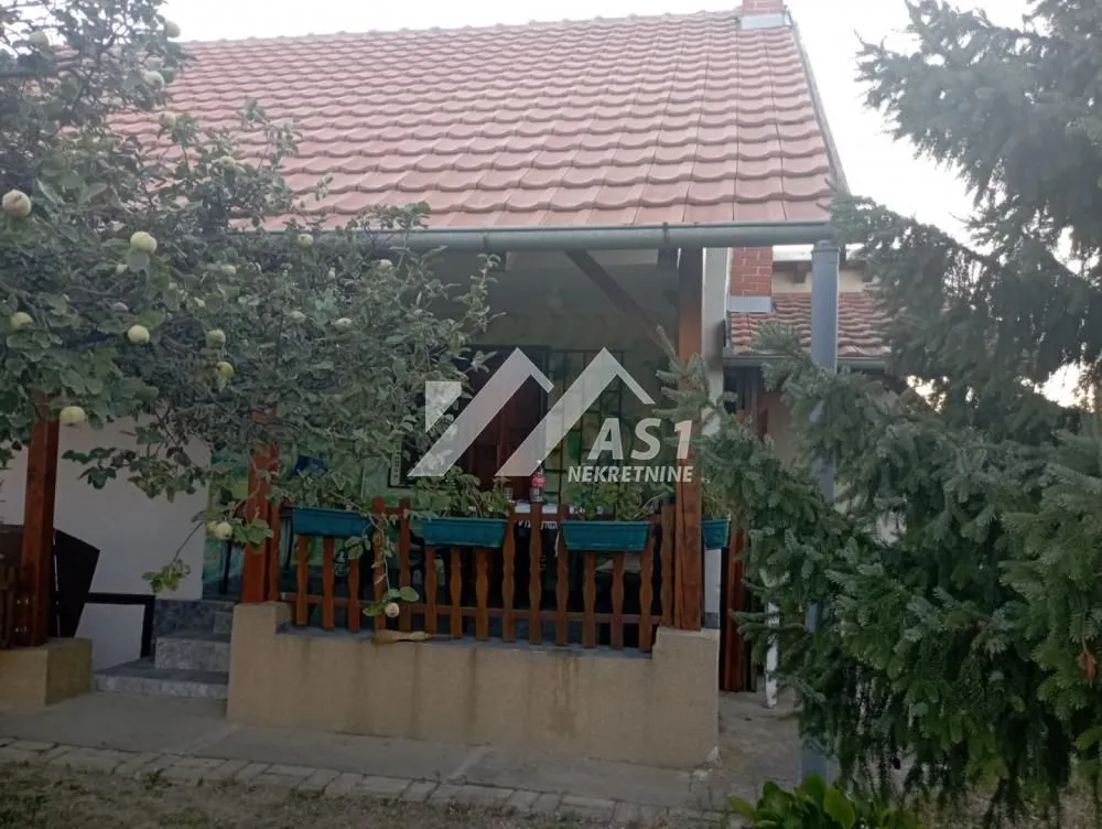 Pogled na natkrivenu terasu i dvorište kuće.