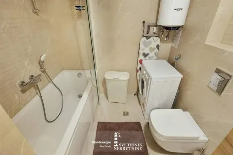 Moderne kupatilo opremljeno kadom, wc šoljom i veš mašinom. - image 7