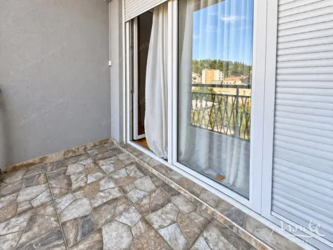 Natkriveni balkon sa popločanim podom i pogledom na okolinu. - image 23