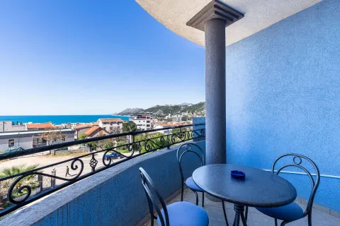 Natkriveni balkon sa garniturom za sjedenje i pogledom na more. - image 4