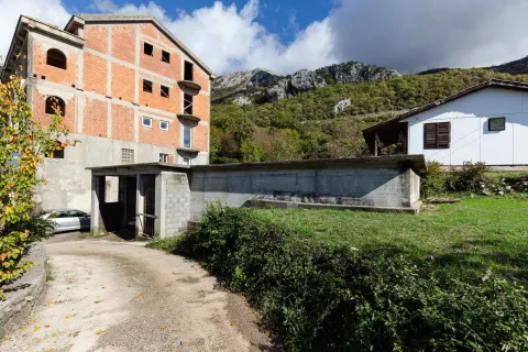 Pogled na spoljašnjost zgrade u izgradnji i okolno imanje sa prizemnim objektom. - image 20