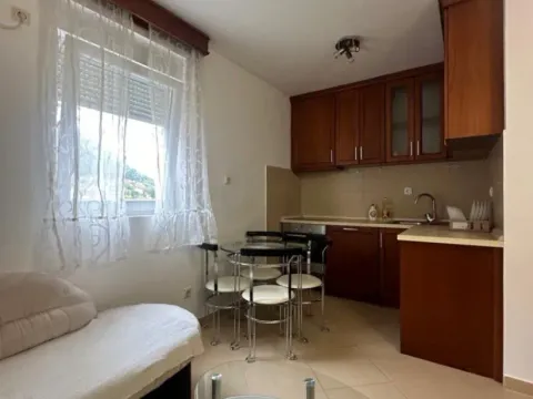 Prodaja, jednosoban stan, 42m², Podkošljun, Budva