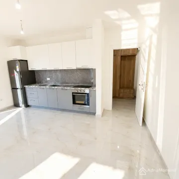 Moderna kuhinja sa bijelim i sivim elementima i ugrađenim frižiderom. - image 3