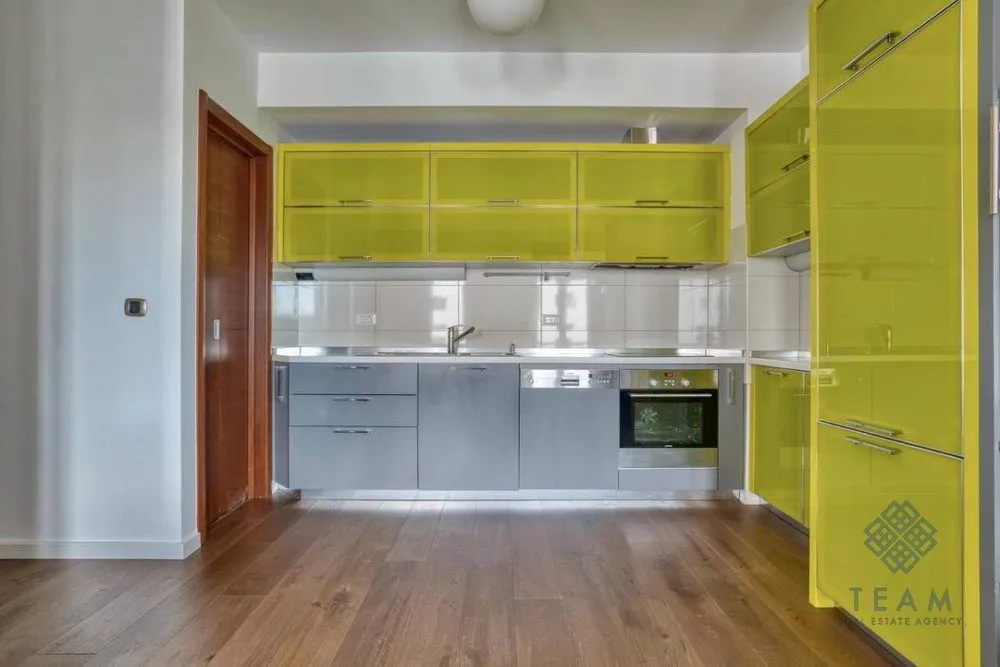 Izdavanje, dvosoban stan, 90m², Centar, Podgorica