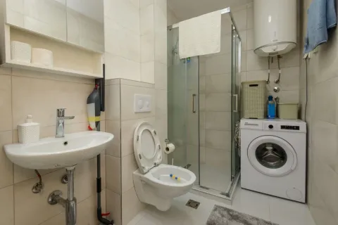 Svijetlo kupatilo sa tuš kabinom, lavaboom i veš mašinom. - image 12