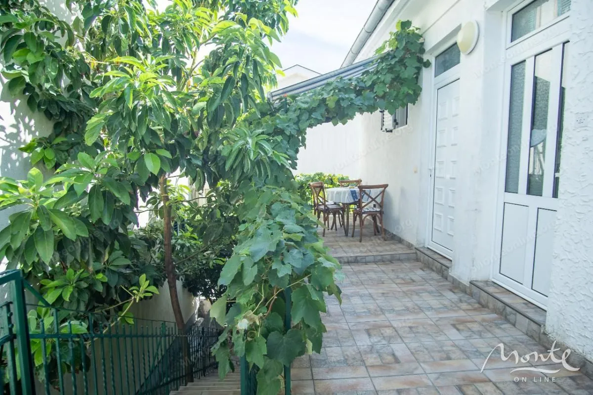 Prodaja, dvosoban stan, 42m², Đenovići, Herceg Novi