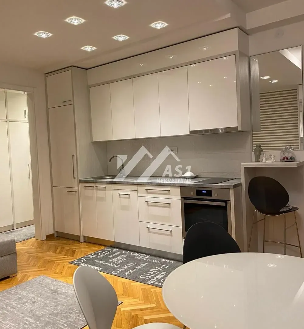 Izdavanje, dvosoban stan, 50m², Centar, Novi Sad