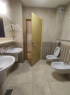 Prostrano kupatilo sa dva umivaonika, wc šoljom, bideom i otvorenim vratima. - image 8
