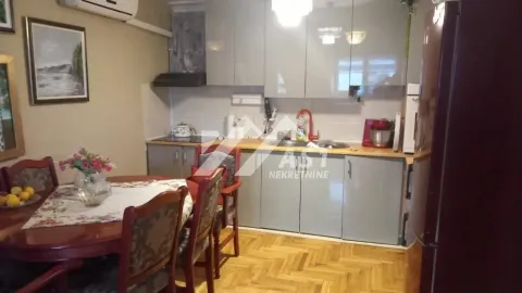 Kuhinja sa trpezarijom opremljena drvenim nameštajem i elementima. - image 8