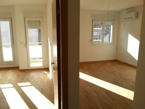 Izdavanje, jednosoban stan, 44m², City Kvart, Podgorica - image 13