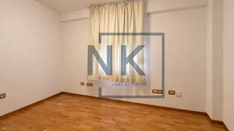 Prazna soba sa bijelim zidovima, drvenim parketom i prozorom sa zavjesama. - image 6