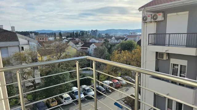 Izdavanje, trosoban stan, 100m², Seljanovo, Tivat