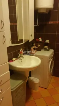 Kupatilo sa umivaonikom, ogledalom i mašinom za veš. - image 7