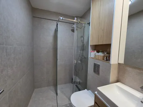 Moderne kupatilo sa tuš kabinom, umivaonikom i ugradnim elementima. - image 7