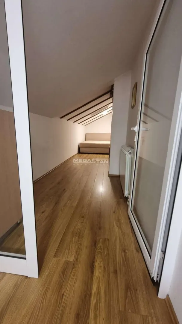 Izdavanje, trosoban stan, 40m², Kalenić Pijaca, Vračar Sve Podlokacije