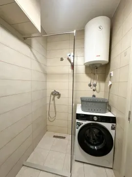 Kupatilo sa tuš kabinom, bojlerom i veš mašinom. - image 4