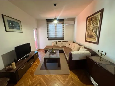 Izdavanje, dvosoban stan, 65m², Zagorič, Podgorica