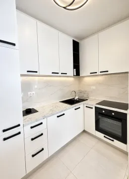 Moderna bijela kuhinja sa crnim detaljima i ugrađenom tehnikom. - image 6