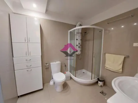 Kupatilo opremljeno tuš kabinom, WC šoljom, umivaonikom i belim ormarićem. - image 14