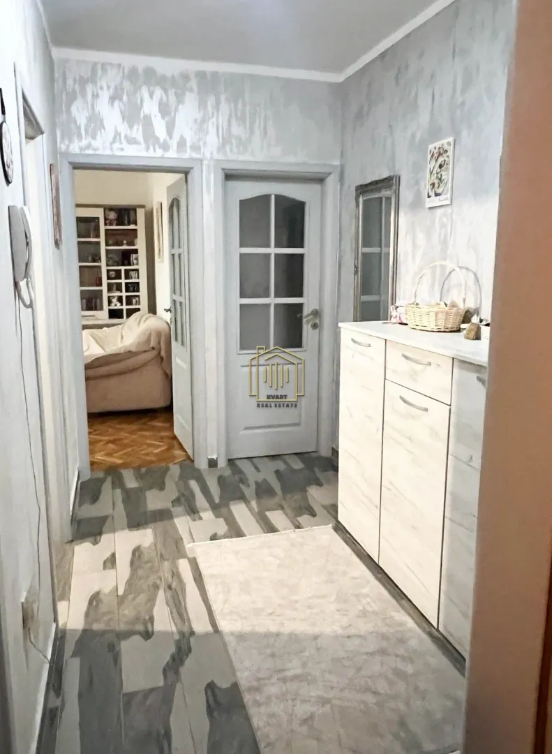 Izdavanje, trosoban stan, 100m², Pejton, Podgorica