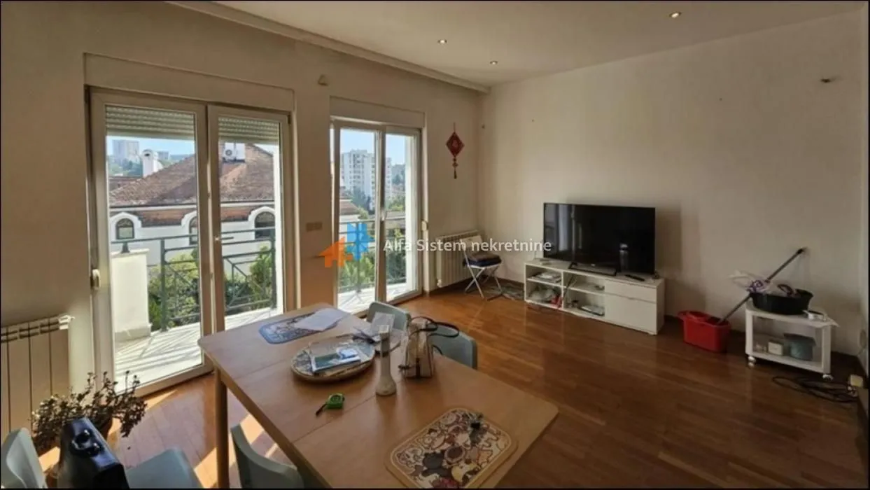 Living room with a dining table and access to the terrace.