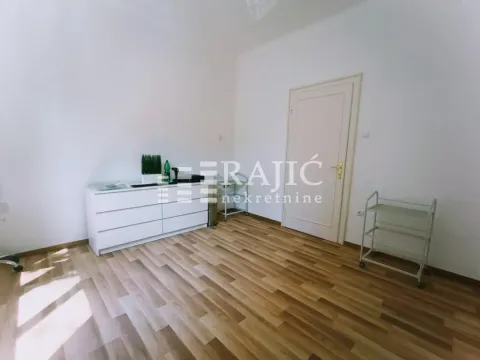 Prazna prostorija sa drvenim podom i belim zidovima. - image 17
