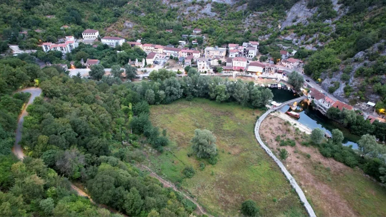 Prodaja, plac, 1300m², Cetinje, Crna Gora