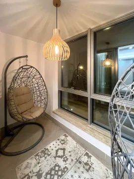 Natkriveni balkon sa visećom foteljom i dekorativnom rasvjetom. - image 11