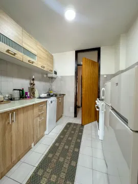 Manja kuhinja sa drvenim elementima, bijelom tehnikom i otvorenim vratima. - image 6